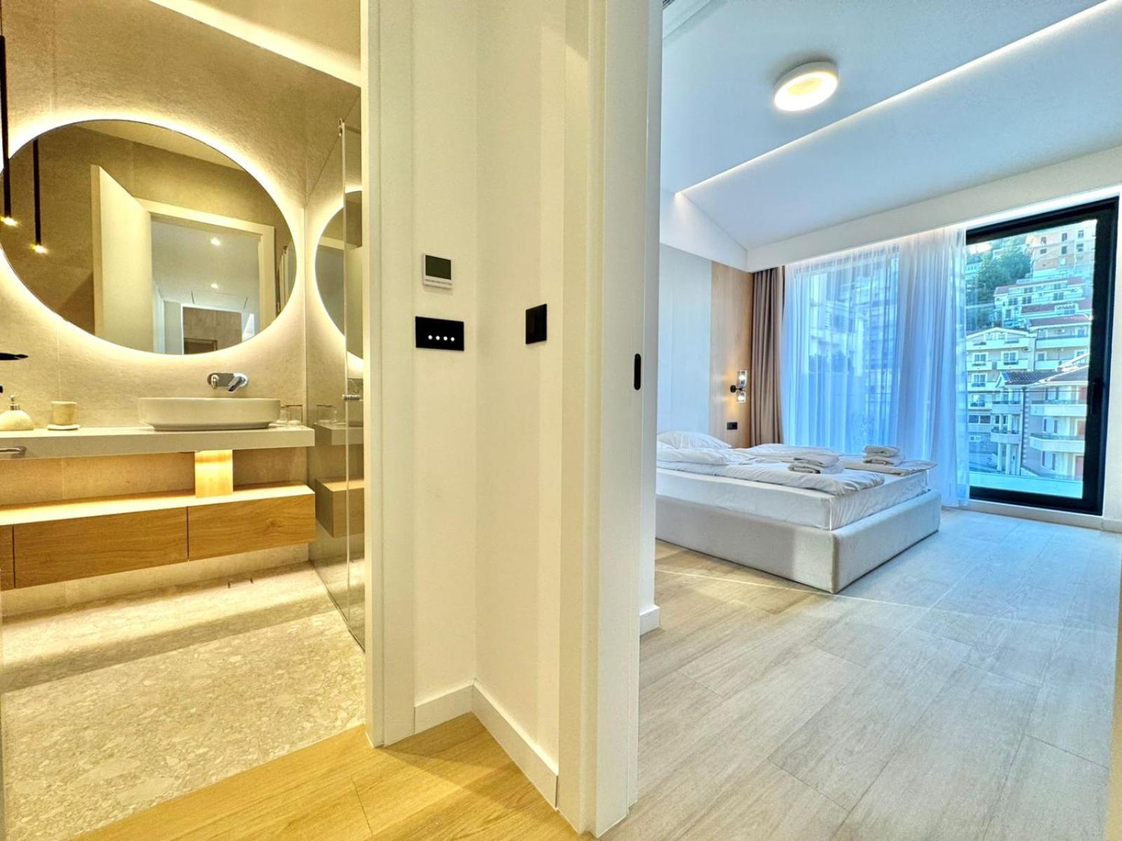 Luxury Onia