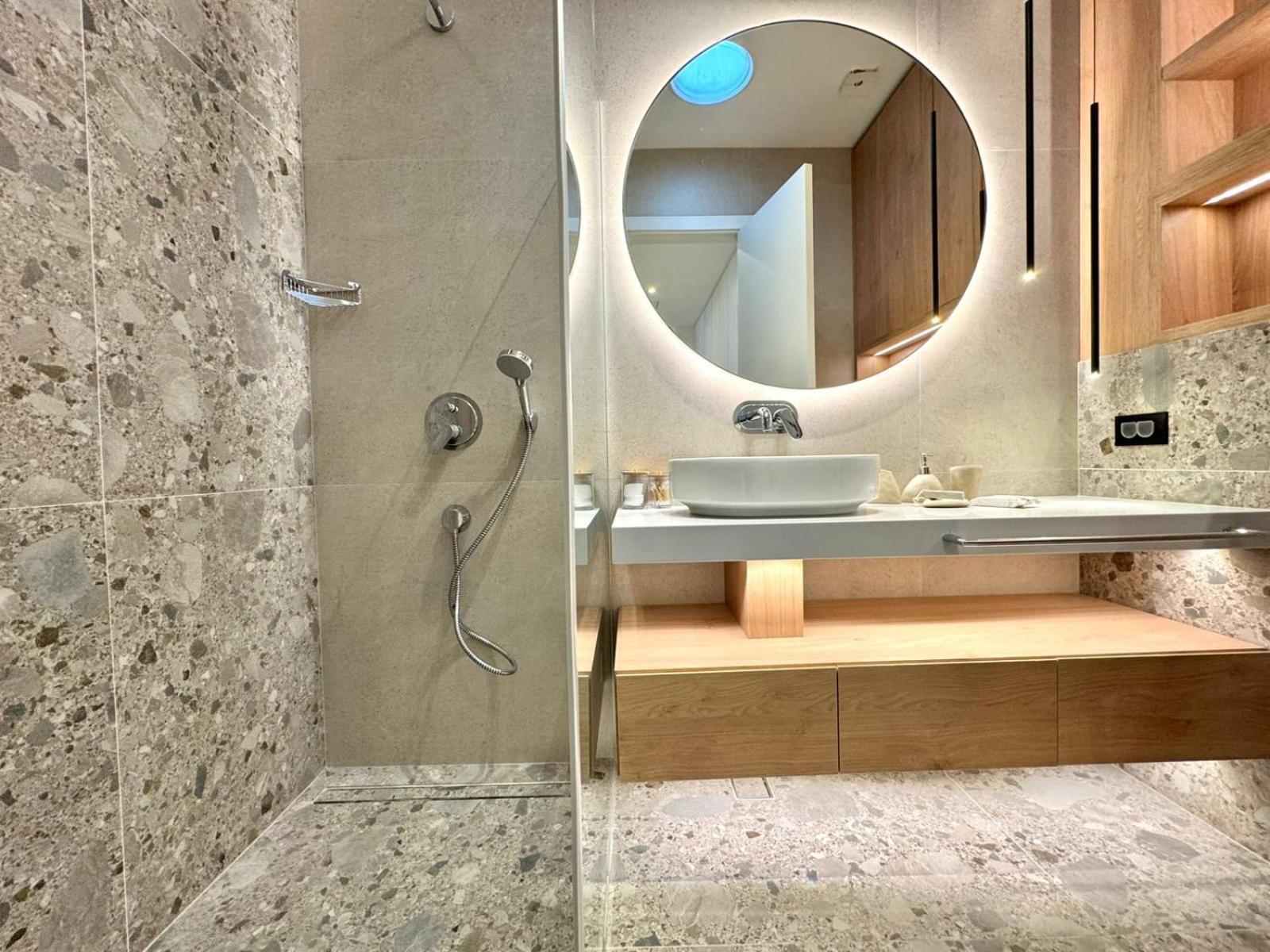 Luxury Onia