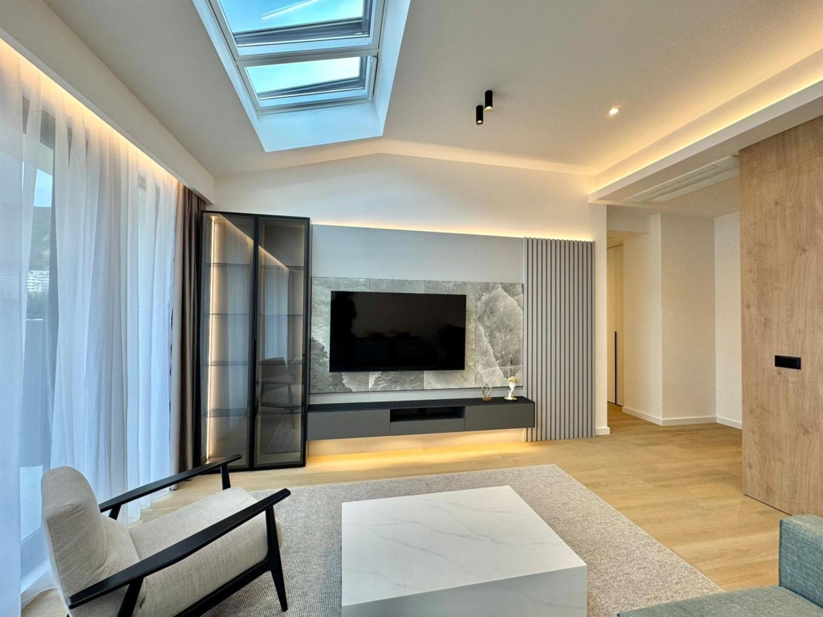 Luxury Onia *